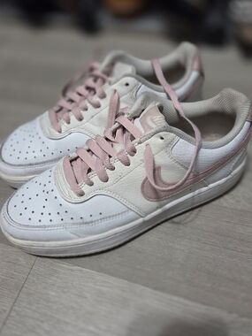 Nike Women’s Low-Top Sneakers - White with Pink Accents